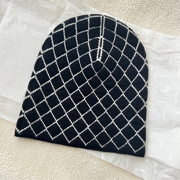 Auth Chanel CC Logo Quilted Black White Cashmere Beanie - Picture 3 of 8